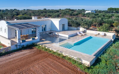 Villa Amelia: Bâtiment, Propriété, Plante, Ciel, Fenêtre, Bleu Azur, Arbre, Piscine, Lot Terre, Maison