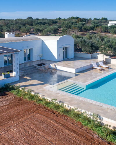 Villa Amelia: Bâtiment, Propriété, Plante, Ciel, Fenêtre, Bleu Azur, Arbre, Piscine, Lot Terre, Maison
