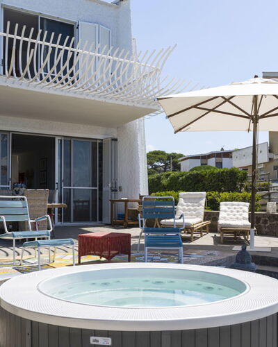 La Califfa: Meubles, Propriété, Table, L'Eau, Ciel, Chaise, Plante, Bleu Azur, Mobilier De Jardin, Piscine