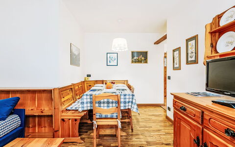 Condominio Val di Fassa: Meubles, Table, Cabinetry, Tiroir, Bâtiment, Bois, Design Intérieur, Orange, Cadre, Maison