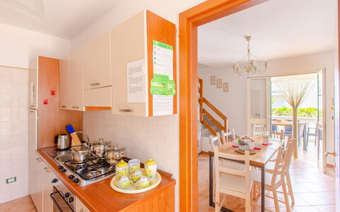 Villa Orchidea: Pièce, Propriété, Jaune, Cuisine, Orange, Meubles, Bâtiment, Maison, Immobilier, Design Intérieur