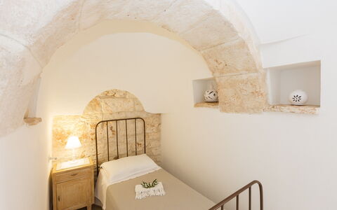 Trullo Suenn Con Piscina: Pièce, Propriété, Cambre, Architecture, Design Intérieur, Meubles, Bâtiment, Chambre, Lit, Plafond