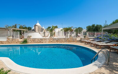 Borgo Marianna: L'Eau, Ciel, Plante, Propriété, Piscine, Bleu, Bleu Azur, Arbre, Architecture, Bâtiment