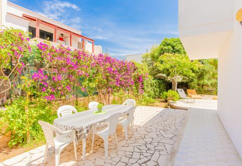 Villa Irene: Propriété, Immobilier, Maison, Bâtiment, Domicile, Pièce, Appartement, Fleur, Plante, Biens