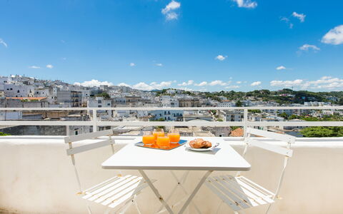 Zia Saby: Propriété, Jaune, Ciel, Immobilier, Table, Vacances, Pièce, Maison, Bâtiment, Meubles