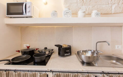 Zia Saby: Comptoir, Propriété, Pièce, Évier, Cuisine, Étagère, Meubles, Tuile, Robinet, Immobilier