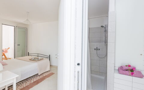 Casa Bianca: Pièce, Propriété, Salle De Bains, Design Intérieur, Maison, Bâtiment, Sol, Tuile, Immobilier, Architecture
