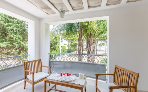 Casa Bianca: Propriété, Pièce, Meubles, Bâtiment, Maison, Porche, Immobilier, Domicile, Design Intérieur, Table