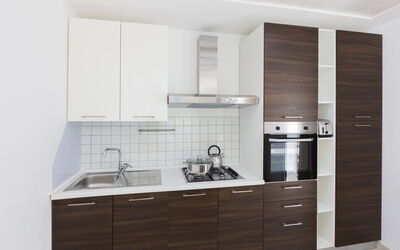 Cucina con frigo e forno