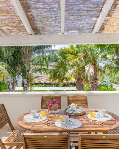 Casa Bianca: Propriété, Pièce, Plafond, Design Intérieur, Maison, Immobilier, Bâtiment, Meubles, Domicile, Table