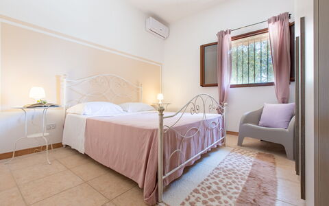 Villa Lidia Con Piscina: Chambre, Pièce, Lit, Meubles, Propriété, Drap De Lit, Design Intérieur, Cadre De Lit, Sol, Suite