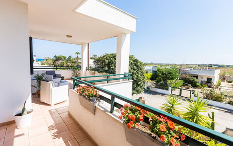Appartamento Panorama Sul Mare: Propriété, Bâtiment, Immobilier, Maison, Appartement, Balcon, Domicile, Architecture, Villa, Pièce