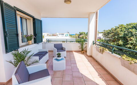 Appartamento Panorama Sul Mare: Propriété, Bâtiment, Immobilier, Maison, Pièce, Domicile, Balcon, Design Intérieur, Meubles, Architecture