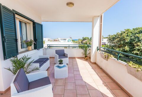 Appartamento Panorama Sul Mare: Propriété, Bâtiment, Immobilier, Maison, Pièce, Domicile, Balcon, Design Intérieur, Meubles, Architecture