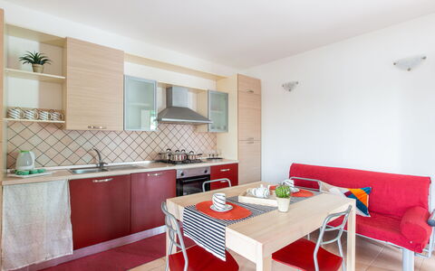 Prato Inglese Sinistro: Table, Propriété, Cabinetry, Meubles, Évier, Robinet, Canapé, Bois, Comptoir, Design Intérieur