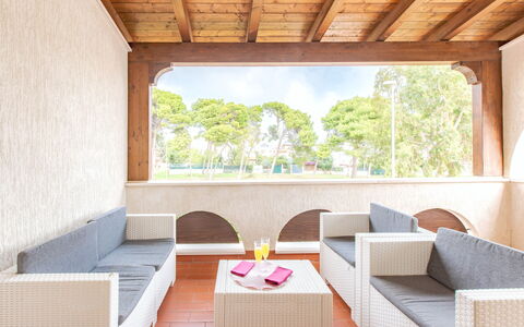 Prato Inglese Sinistro: Propriété, Canapé, Bois, Ombre, Ciel, Design Intérieur, Salon, Arbre, Plante, Sol