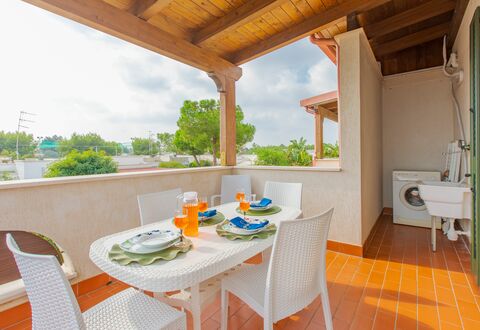 Prato Inglese Sinistro: Meubles, Table, Propriété, Chaise, Ciel, Bois, Design Intérieur, Plante, Vaisselle, Ombre