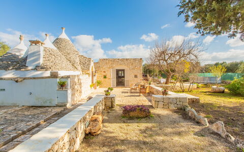Trullo Con Piscina Per Bambini: Ciel, Nuage, Plante, Bâtiment, Arbre, Chalet, Paysage, Fenêtre, Zone Résidentielle, Toit