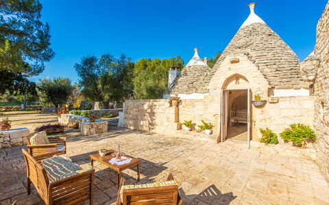 Trullo Con Piscina Per Bambini: Ciel, Plante, Meubles, Propriété, Bâtiment, Table, Arbre, Chaise, Mobilier De Jardin, Chalet