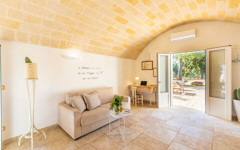 Trullo Con Piscina Per Bambini: Meubles, Propriété, Plante, Plante D'Appartement, Chaise, Design Intérieur, Confort, Bois, Canapé, Table