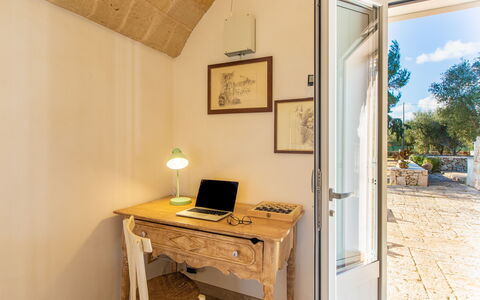 Trullo Con Piscina Per Bambini: Propriété, Table, Bâtiment, Cadre, Bureau, Bois, Plante