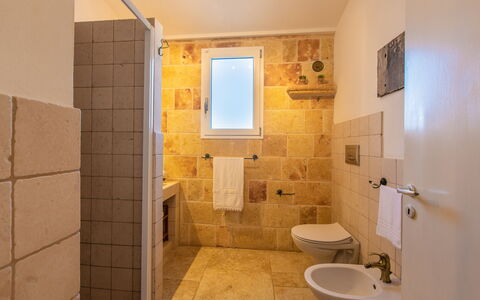 Trullo Con Piscina Per Bambini: Propriété, Luminaire Plomberie, Évier, Robinet, Salle De Bains, Lavabo, Bâtiment, Violet, Design Intérieur