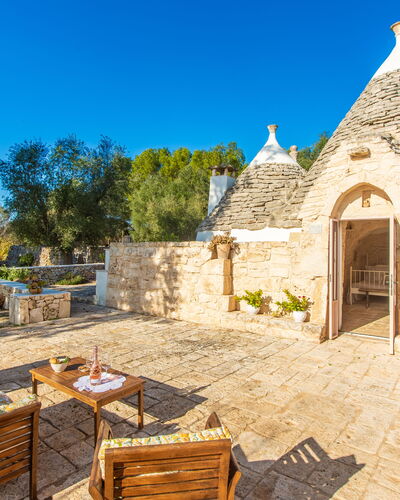 Trullo Con Piscina Per Bambini: Ciel, Plante, Meubles, Propriété, Bâtiment, Table, Arbre, Chaise, Mobilier De Jardin, Chalet