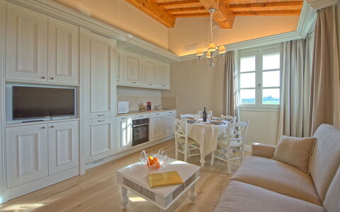 Il Sole Di Vino: Pièce, Propriété, Meubles, Design Intérieur, Bâtiment, Salon, Plafond, Sol, Domicile, Jaune