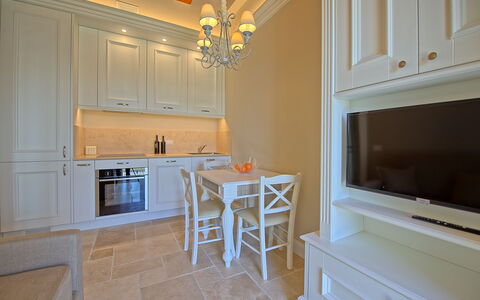 Il Sole Di Vino: Propriété, Pièce, Meubles, Cuisine, Sol, Jaune, Cabinetry, Bâtiment, Maison, Design Intérieur