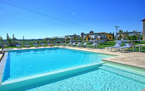 Il Sole Di Vino: Piscine, Propriété, Immobilier, Bâtiment, Recours, Loisir, Maison, Biens, Ville Resort, Villa