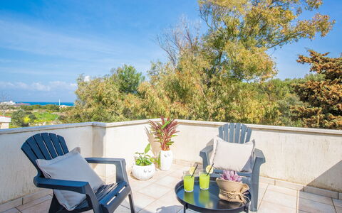 Villa Salento: Ciel, Plante, Propriété, Meubles, Chaise, Nuage, Bleu Azur, Bleu, Mobilier De Jardin, Ombre