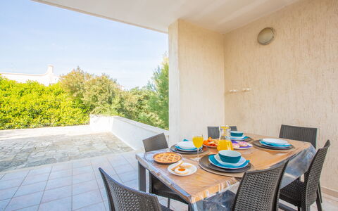 Villa Salento: Meubles, Table, Propriété, Plante, Vaisselle, Bâtiment, Chaise, Bois, Design Intérieur, Éclairage