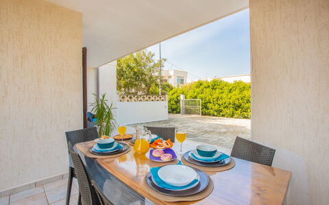 Villa Salento: Table, Plante, Vaisselle, Vaisselle, Bleu Azur, Bois, Bâtiment, Design Intérieur, Chaise, Assiette