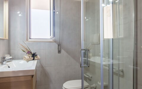 Villa Salento: Luminaire Plomberie, Robinet, Propriété, Évier, Bâtiment, Salle De Bains, Porte De Douche, Fenêtre, Lavabo