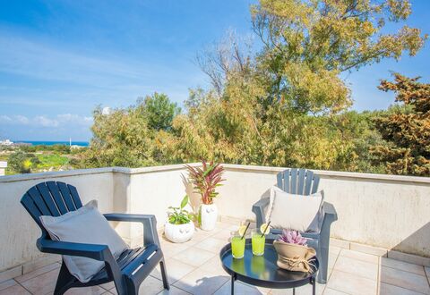 Villa Salento: Ciel, Plante, Propriété, Meubles, Chaise, Nuage, Bleu Azur, Bleu, Mobilier De Jardin, Ombre