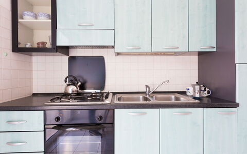 Villa Brigida: Comptoir, Cuisine, Cabinetry, Pièce, Tuile, Meubles, Propriété, Évier, Design Intérieur, Cuisinière