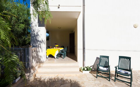 Villa Brigida: Propriété, Maison, Jaune, Domicile, Bâtiment, Immobilier, Pièce, Sol, Porte, Arbre