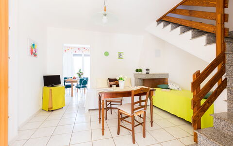 Villa Brigida: Pièce, Propriété, Meubles, Jaune, Design Intérieur, Bâtiment, Maison, Salle À Manger, Table, Immobilier