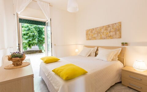 Villa Nettuno: Chambre, Meubles, Pièce, Lit, Propriété, Design Intérieur, Drap De Lit, Jaune, Cadre De Lit, Mur