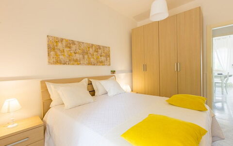 Villa Nettuno: Chambre, Lit, Pièce, Meubles, Propriété, Design Intérieur, Drap De Lit, Jaune, Cadre De Lit, Bâtiment