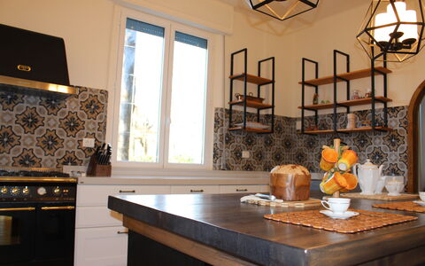 Villa La Casa Bianca: Pièce, Propriété, Design Intérieur, Meubles, Comptoir, Bâtiment, Domicile, Table, Maison, Cuisine