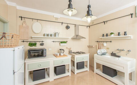 La Terrazza Vista Mare Di Marco: Pièce, Propriété, Meubles, Design Intérieur, Cuisine, Bâtiment, Cabinetry, Maison, Sol, Étagère