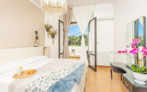La Terrazza Vista Mare Di Marco: Chambre, Pièce, Propriété, Meubles, Lit, Design Intérieur, Bâtiment, Suite, Immobilier, Maison