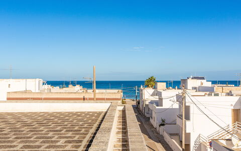 La Terrazza Vista Mare Di Marco: Ciel, Jour, Propriété, Mer, Toit, Architecture, Bleu Azur, Horizon, Vacances, Immobilier