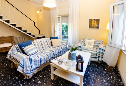 Angelina: Pièce, Meubles, Propriété, Salon, Design Intérieur, Bleu, Jaune, Bâtiment, Chambre, Immobilier