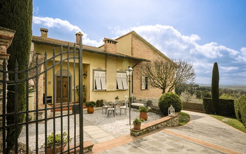 Villa Manuela: Nuage, Ciel, Plante, Bâtiment, Fenêtre, Surface De La Route, Lot Terre, Arbre, Maison, Espace Public