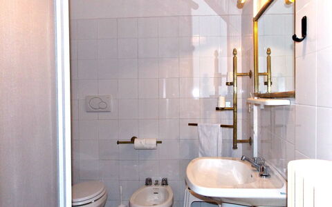 Villa Sandra: Salle De Bains, Propriété, Pièce, Robinet, Luminaire Plomberie, Mur, Design Intérieur, Tuile, Architecture, Toilette