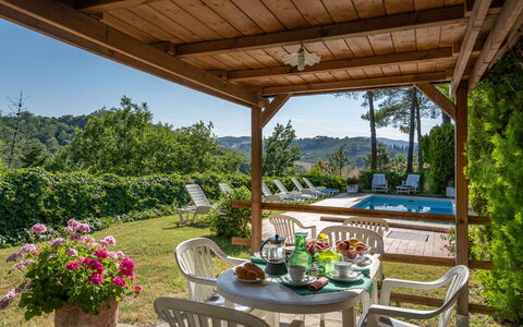 Villa Campiglia: Propriété, Immobilier, Maison, Bâtiment, Patio, Biens, Domicile, Porche, Pièce, Arrière-Cour