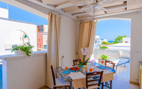 Appartamento Pineta Mare: Table, Meubles, Propriété, Bâtiment, Plante, Bleu, Pot De Fleur, Plante D'Appartement, Chaise, Fenêtre