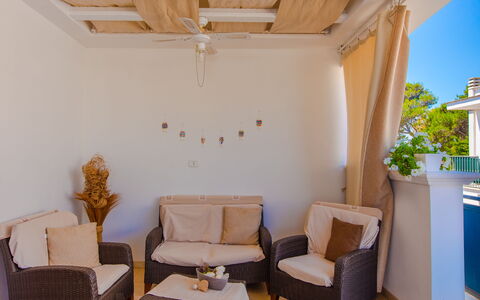 Appartamento Pineta Mare: Meubles, Propriété, Chaise, Table, Bois, Éclairage, Design Intérieur, Architecture, Sol, Sol